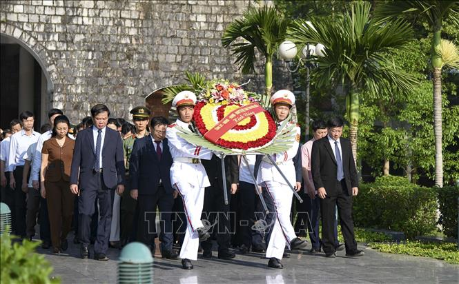 Viếng các Anh hùng, liệt sĩ nhân kỷ niệm 69 năm Chiến thắng Điện Biên Phủ